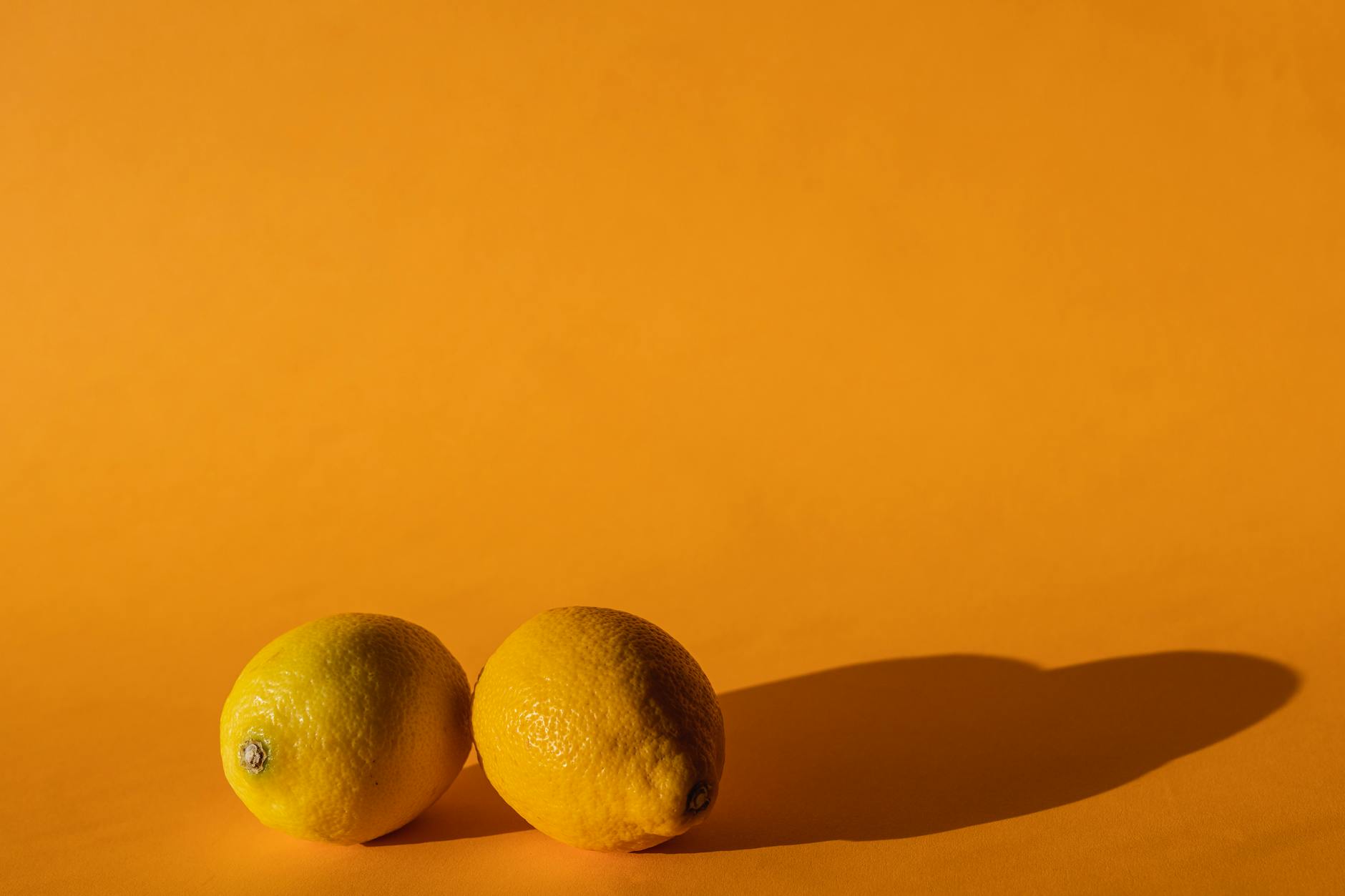 Vibradores coloridos de sucção clitoral em display amarelo vibrante, demonstrando diversidade de design